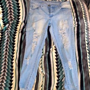 Ripped skinny jeans, light blue.